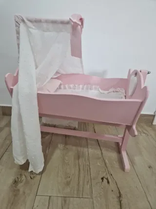 Cuna mecedora para muñecas rosa
