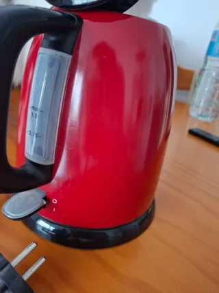 Hervidor de agua rojo Russell Hobbs.