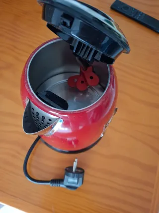 Hervidor de agua rojo Russell Hobbs.