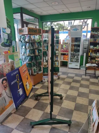 Expositor verde con ruedas