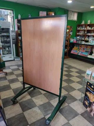 Expositor verde con ruedas