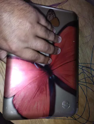 Ordenador portátil HP dorado y plateado