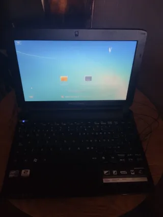 Ordenador portátil HP dorado y plateado