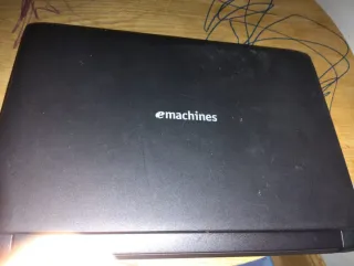 Ordenador portátil HP dorado y plateado