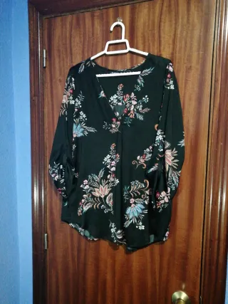 Blusa Stradivarius floral talla L