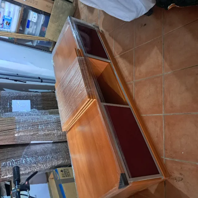 Mueble bajo madera, metal y cristal