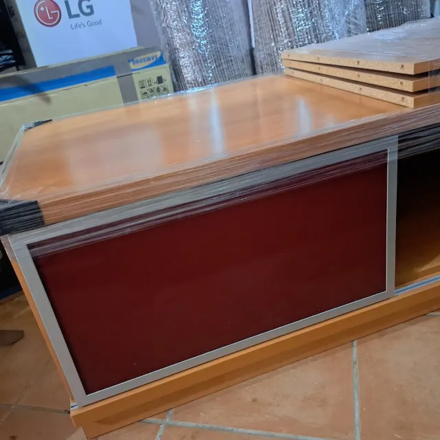 Mueble bajo madera, metal y cristal