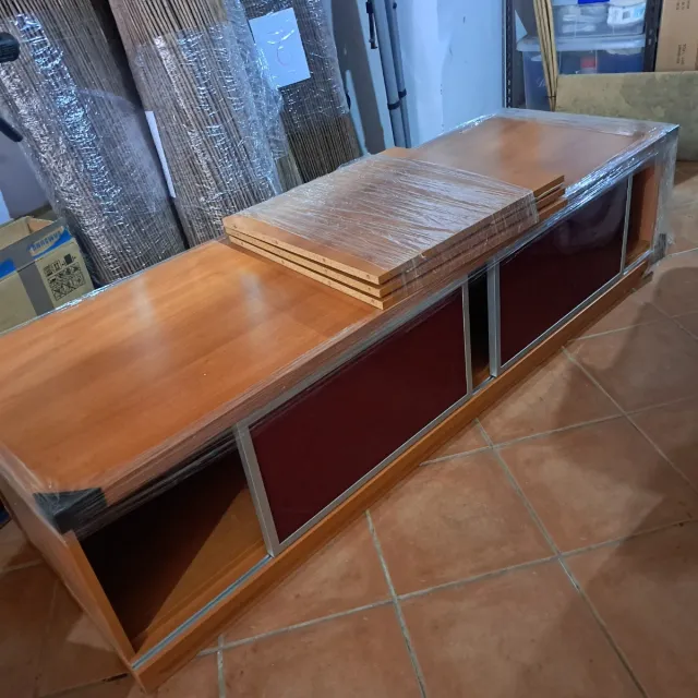 Mueble bajo madera, metal y cristal