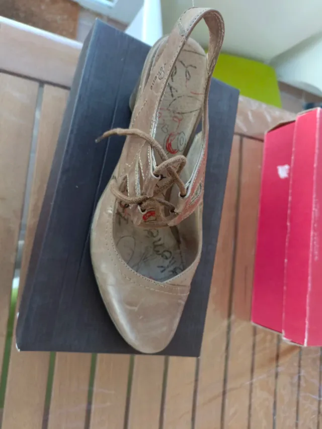 Zapatos blancos y color nude Precio por unidad