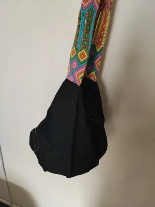 Bolso tipo saco negro con correa multicolor