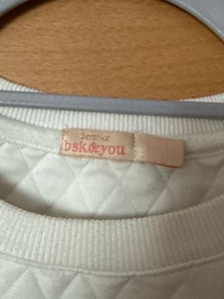 Sudadera Bershka blanca con mensaje