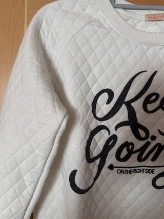 Sudadera Bershka blanca con mensaje