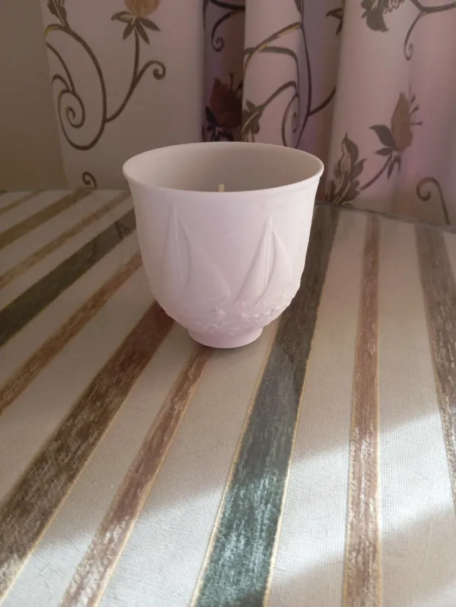 Portavela decorativa blanca con relieve