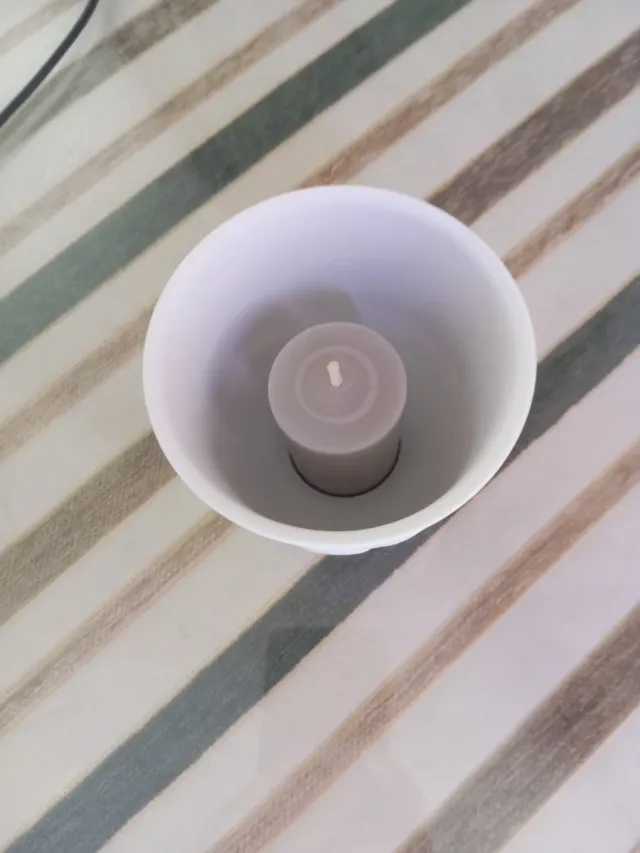 Portavela decorativa blanca con relieve