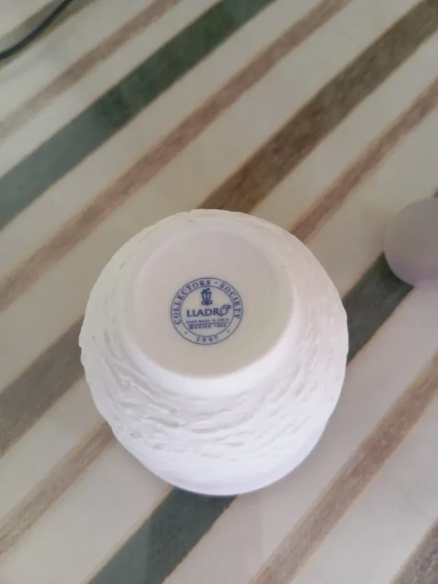 Portavela decorativa blanca con relieve