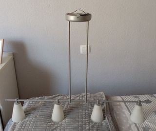 Lámpara de techo plateada y blanca