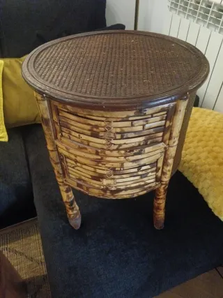 Tavolino rotondo in bambù e vimini