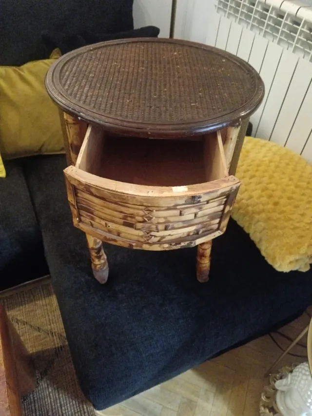 Tavolino rotondo in bambù e vimini