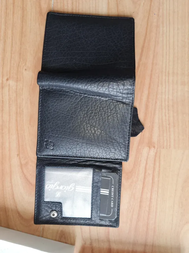 Portafogli in pelle nera