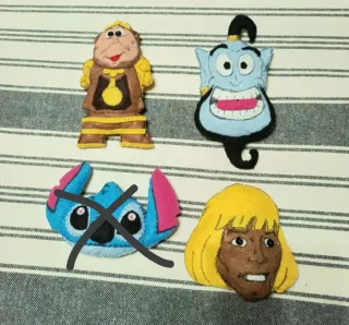 Muñecos personajes varios.Broches o llaveros.