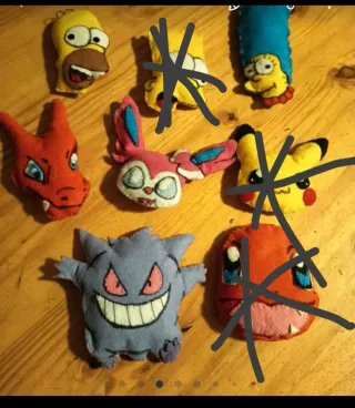 Muñecos personajes varios.Broches o llaveros.