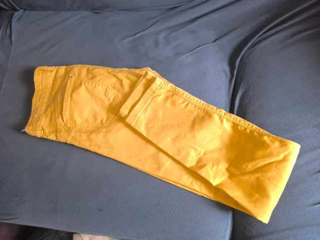 Pantalón Stradivarius amarillo