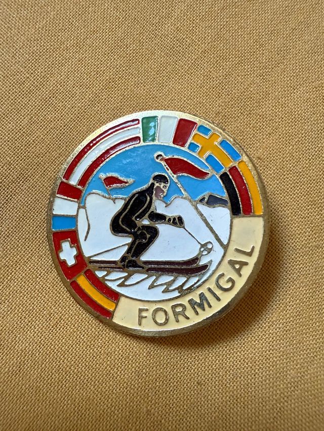 Pin esmaltado Formigal esquiador banderas. Años 60