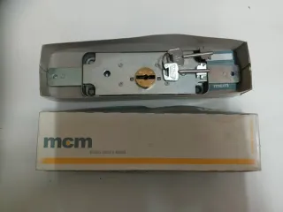 Cerradura persiana MCM con llaves de gorjas.