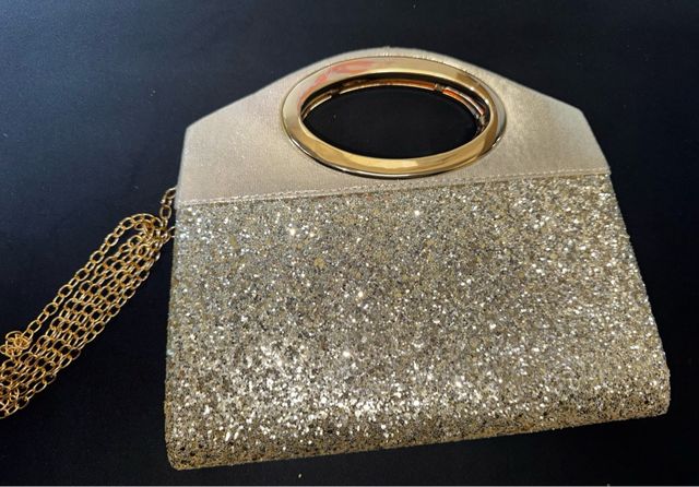Bolso de fiesta dorado con cadena