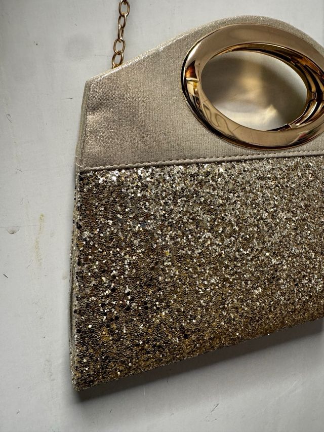 Bolso de fiesta dorado con cadena