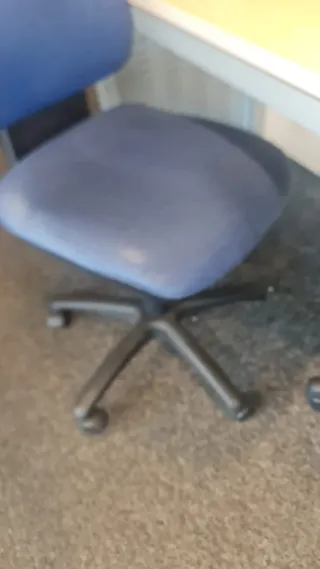 Tres sillas de oficina con ruedas