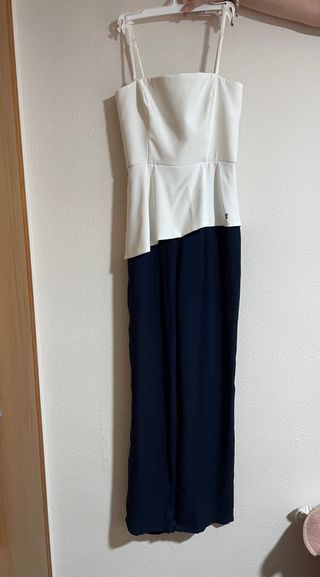 Mono formal blanco y azul marino