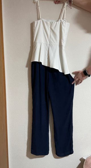 Mono formal blanco y azul marino