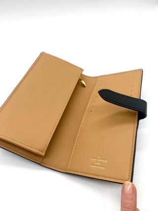 Cartera Louis Vuitton Vertical Noir