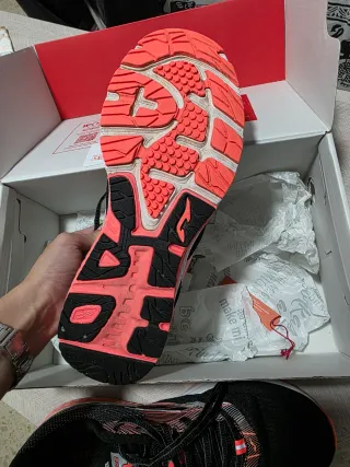 Tenis Joma Negro y Naranja