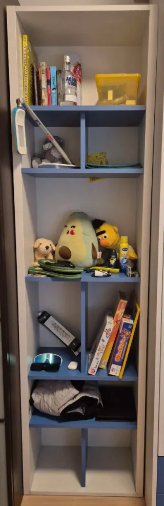 Estantería modular azul y blanca