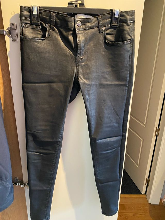 Pantalón efecto piel negro