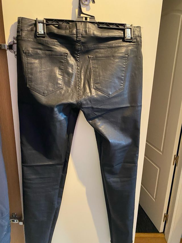 Pantalón efecto piel negro