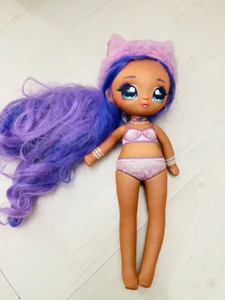 Bambola con capelli viola e cappello