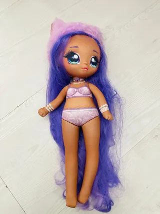 Bambola con capelli viola e cappello