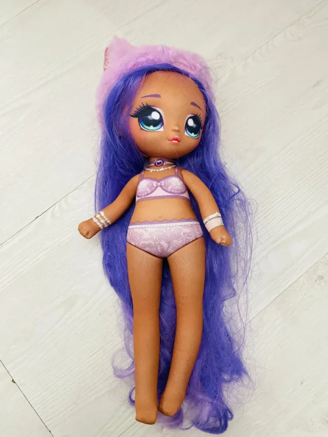 Bambola con capelli viola e cappello