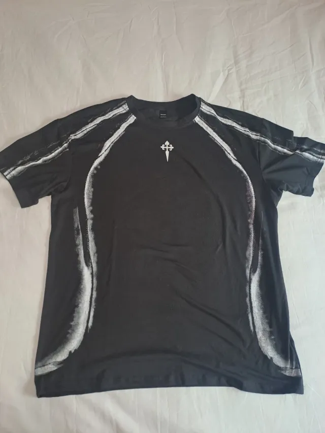 Camiseta negra con detalles blancos