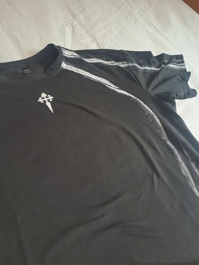 Camiseta negra con detalles blancos