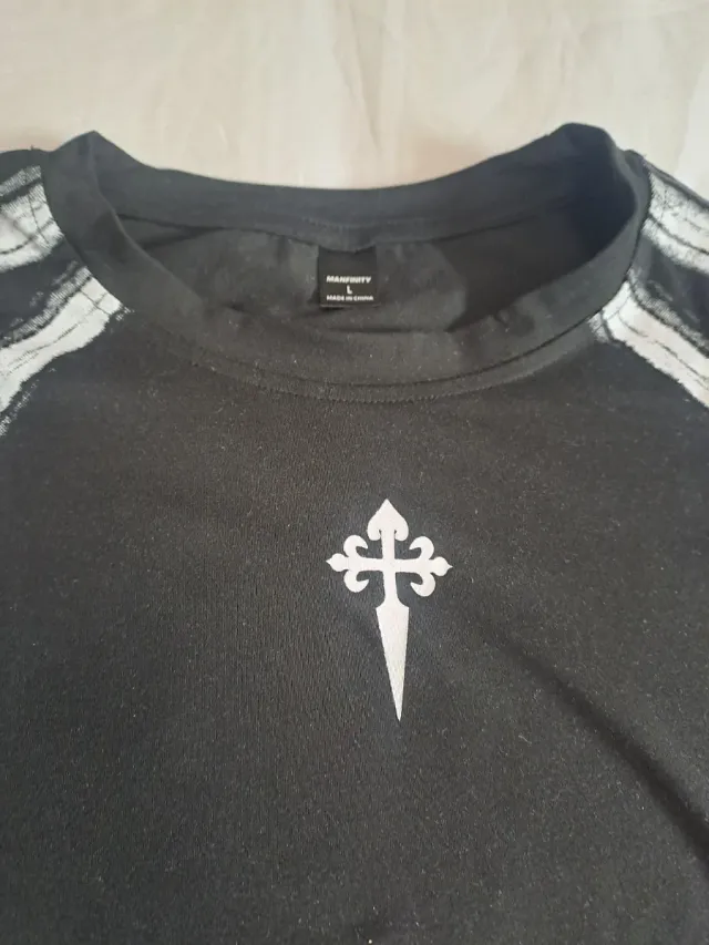 Camiseta negra con detalles blancos