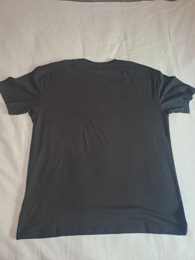 Camiseta negra con detalles blancos