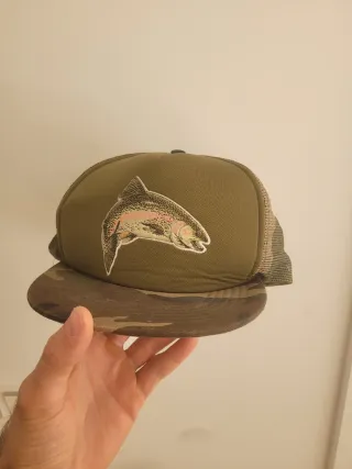Gorra de pesca con pez bordado