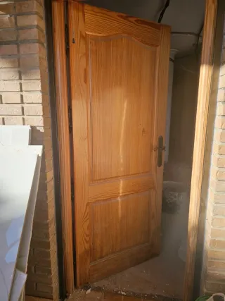 Puerta de entrada de madera