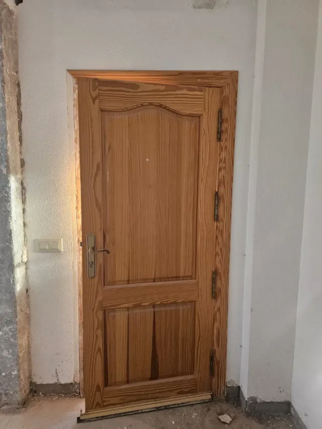 Puerta de entrada de madera