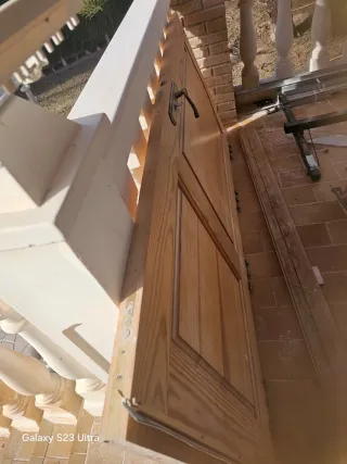 Puerta de entrada de madera