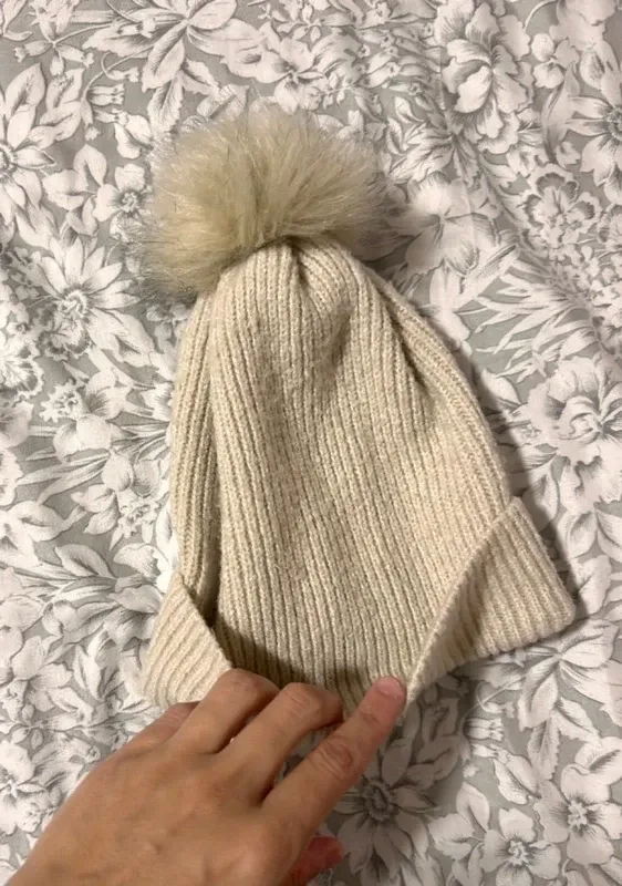 Gorro de lana beige con pompón